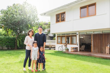 Asyalı aile portresi, mutlu aile evi konsepti.