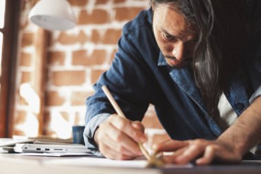 Genç Asyalı adam sanat eseri, mimar, mühendislik çizimi, yaratıcı tasarımcı konsepti için bir çizim planı hazırlıyor.