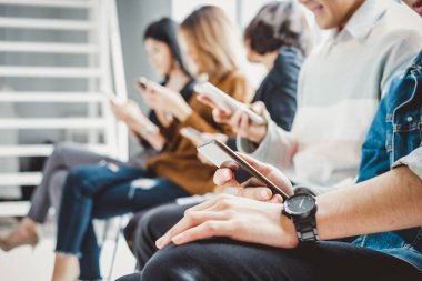 Online internet için akıllı telefon kullanan bir grup genç mutlu hissediyorlar.