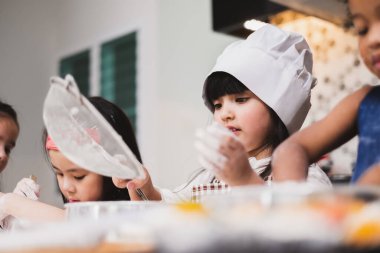Grup çeşitliliği çocuklar mutfakta pasta fırını yapıyor.