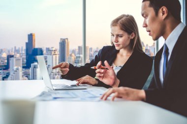 İş adamları ofiste toplanırken tartışıyor, laptopla çalışıyorlar