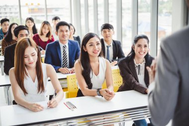 Seminerde konuşmacı, başarı anahtarı için iş toplantısı için birçok seyirciyle konuşuyor.