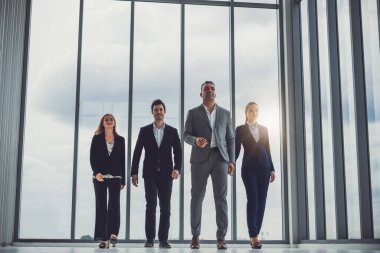 Bir grup iş adamı akıllı ve kendinden emin, takım çalışması ve birlikte hareket ediyorlar.