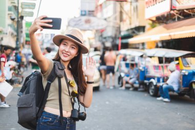 Asyalı kadın turist. Khao San Yolu, Bangkok, Tayland 'a seyahat ediyor.