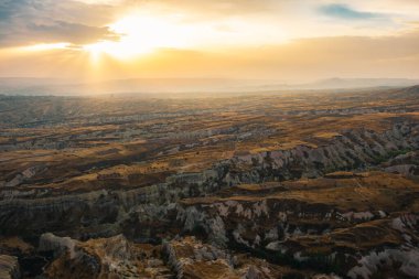 Goreme 'in, Kapadokya' nın, hindinin, sabah kayanın güzel manzarası.