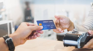 Müşteri, kafe restoranının sahibine ödeme yapmak için kredi kartı kullanıyor. Nakitsiz teknoloji ve kredi kartı ödeme kavramı.