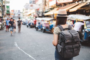 Asyalı kadın turist. Khao San Yolu, Bangkok, Tayland 'a seyahat ediyor.