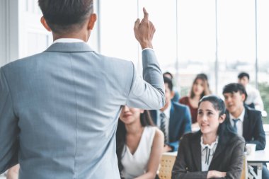 Seminerde konuşmacı, başarı anahtarı için iş toplantısı için birçok seyirciyle konuşuyor.