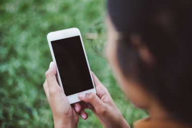 İnternet alışverişi ve e-ticaret para transfer kavramı için ekranı izole eden akıllı telefon / cep telefonu kullanan eller