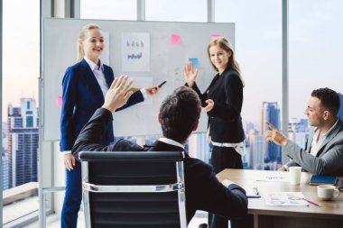 İş adamı, iş adamlarının toplantı odasında soru ve cevap konsepti soran konuşmacı için elini kaldırıyor.