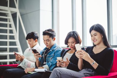 Online internet için akıllı telefon kullanan bir grup genç mutlu hissediyorlar.