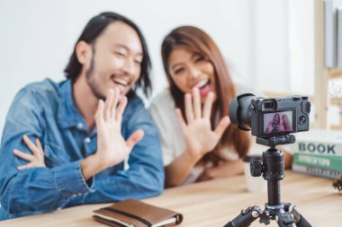 Genç Asyalı blogculardan ikisi canlı yayın ve canlı yayın yapan video kullanıyor