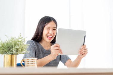 İnternet alışverişi için internet tableti kullanan genç Asyalı kadın, yaşam tarzı konsepti