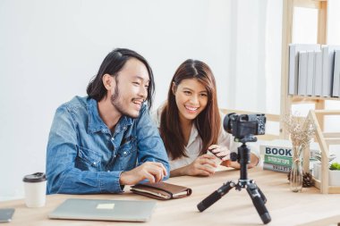 Genç Asyalı blogculardan ikisi canlı yayın ve canlı yayın yapan video kullanıyor