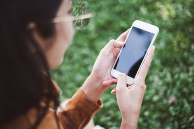 İnternet alışverişi ve e-ticaret para transfer kavramı için ekranı izole eden akıllı telefon / cep telefonu kullanan eller