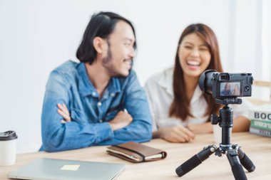 Genç Asyalı blogculardan ikisi canlı yayın ve canlı yayın yapan video kullanıyor