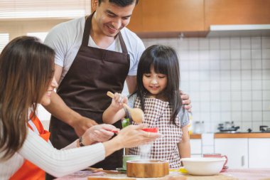 Mutfakta mutlu bir Asyalı aile yemeği, mutlu bir gülümseme, mutlu bir yaşam tarzı, mutlu bir aile kavramı