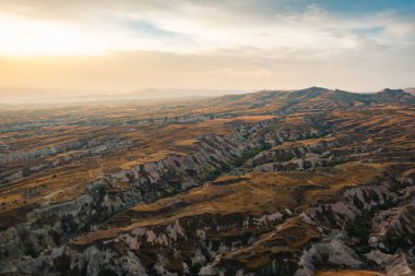 Goreme 'in, Kapadokya' nın, hindinin, sabah kayanın güzel manzarası.
