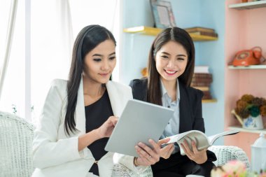 Modern ofisteki genç Asyalı iş kadını, görüşme ve görüşme sırasında iş arkadaşlarıyla konuşuyor.