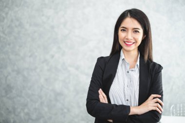 Resmi takım elbiseli güzel Asyalı iş kadını portresi.