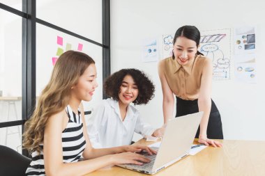 Asyalı iş adamları dizüstü bilgisayarla çalışıyor, iş kurma planı ve stratejisi için veri arıyorlar