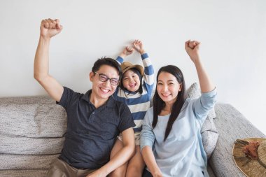 Mutlu Asyalı aile gülümsüyor ve gülümsüyor.