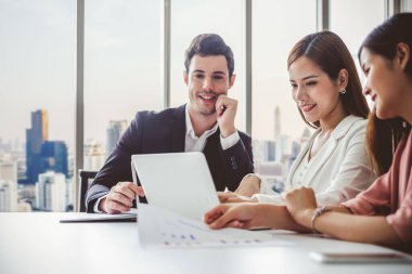 Çeşitli iş adamları takım çalışması ve anlaşma konsepti için el sıkışma yapıyor.