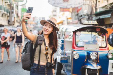 Asyalı kadın turist. Khao San Yolu, Bangkok, Tayland 'a seyahat ediyor.