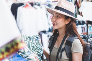 Asyalı gezgin / turist Khao San rd 'da yürüyor ve seyahat ediyor. Yürüyüş sokağı, Bangkok, Tayland
