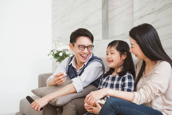 快乐的亚洲家庭生活喜欢在家里看电视 — 图库照片