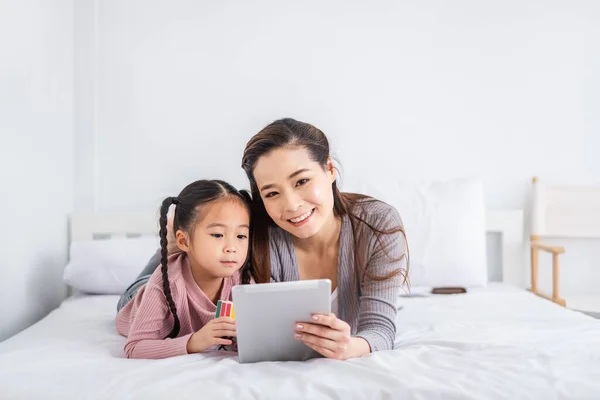 Aziatisch Familie Moeder Dochter Met Gelukkig Gevoel Met Behulp Van — Stockfoto