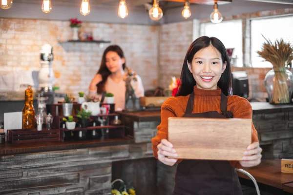 Ung Asiatisk Kvinde Virksomhedsejer Foran Cafe Bar Restaurant Kaffe Bageri - Stock-foto
