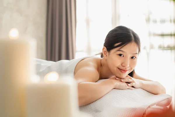 Jong Aziatisch Schoonheid Vrouw Genieten Massage Spa — Stockfoto