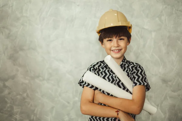 Παιδί Αγόρι Παιδί Μηχανικός Κρατώντας Σχέδιο Σχέδιο Κράνος Ασφαλείας Και — Φωτογραφία Αρχείου