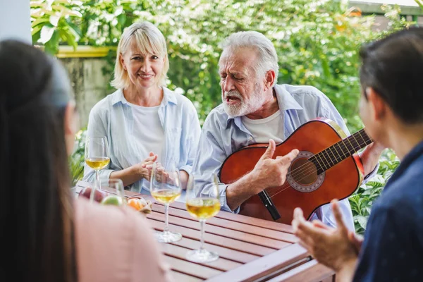 Grupo Personas Mayores Disfrutan Fiesta Casa Beber Vino Blanco Cantar — Foto de Stock