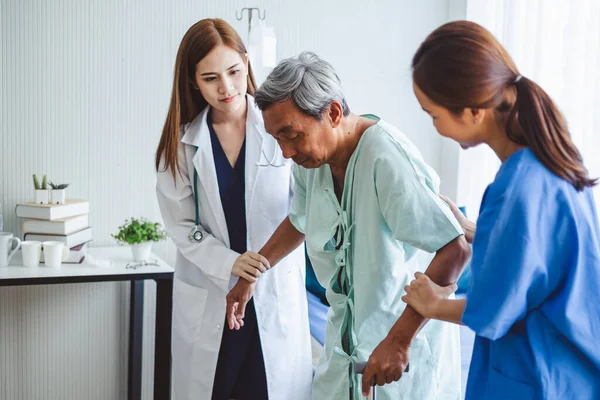 Asiático Médico Mulher Enfermeira Incentivar Deficiente Idoso Paciente Sentado Cama — Fotografia de Stock