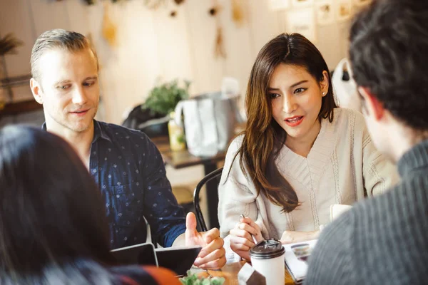 Groupe Jeunes Gens Affaires Discutant Rencontrant Café — Photo