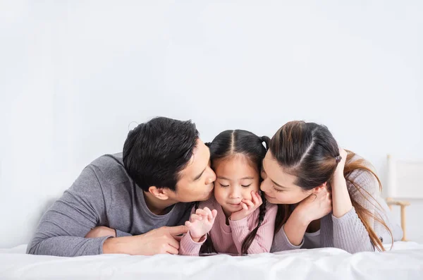 Retrato Feliz Família Asiática Beijando Filha Sobre Fundo Branco — Fotografia de Stock