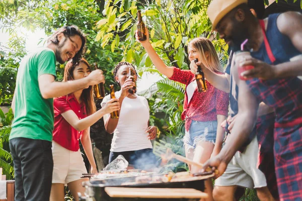 Csoport Sokszínűség Emberek Miután Barbecue Grill Party Otthon Főzés Grillezett — Stock Fotó