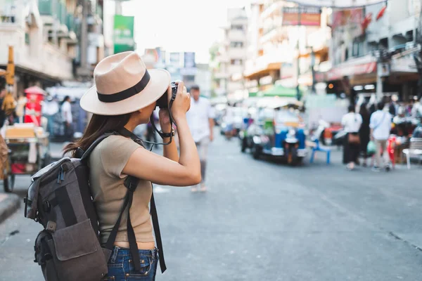 Mujer Asiática Viajando Mochilero Turístico Tomando Fotos Khao San Road — Foto de Stock