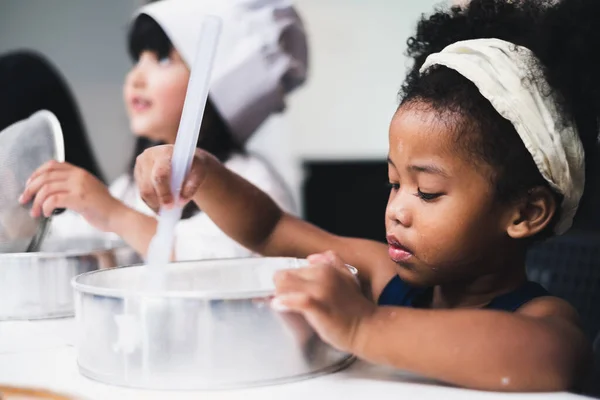 Kelompok Keragaman Anak Anak Gadis Membuat Kue Dapur — Stok Foto