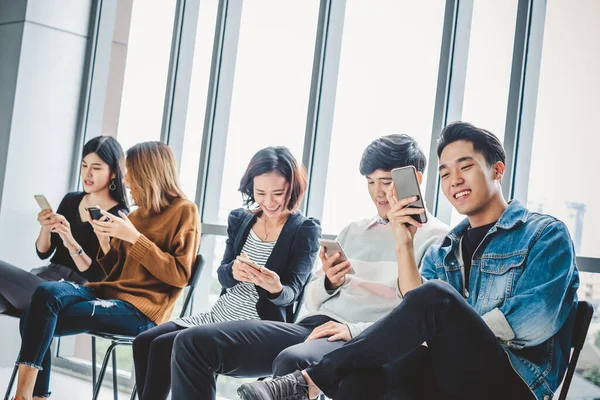 Grupo Jóvenes Adolescentes Que Utilizan Teléfono Inteligente Para Internet Línea — Foto de Stock