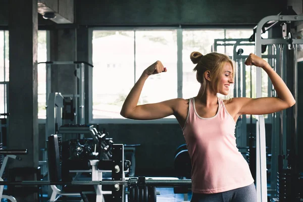 Vrouw Sterk Poseren Sportschool Gewichtstraining Met Vrolijke Glimlach Gevoel Sportschool — Stockfoto