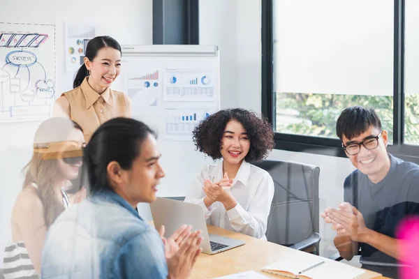 Asian Business People Clapping Hands Applause While Meeting Success Modern — Stock Photo, Image