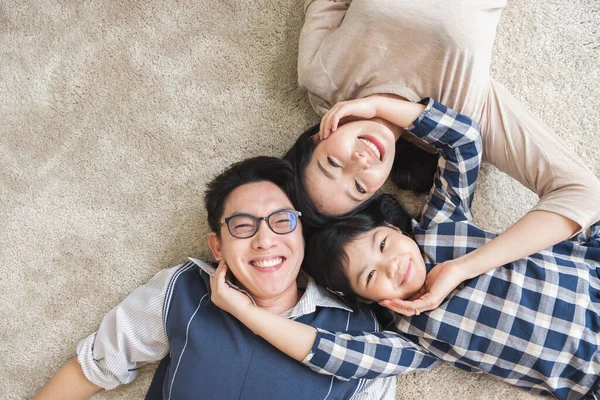 Família Asiática Feliz Que Coloca Com Feliz Sorriso Vista Superior — Fotografia de Stock