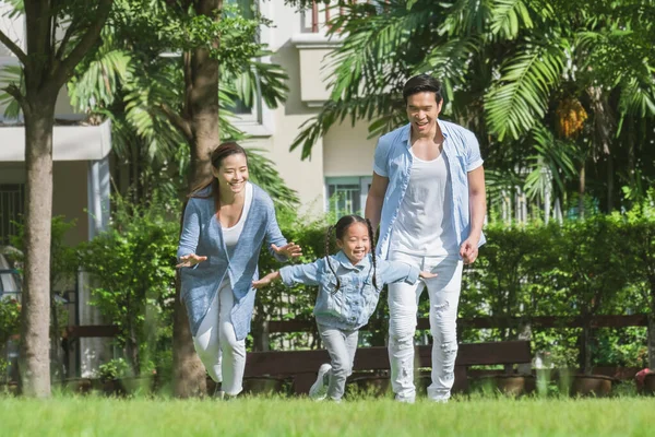 Heureux Asiatique Famille Jouer Avec Fille Fille Dans Vert Jardin — Photo