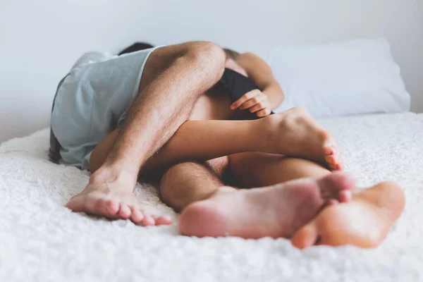 Feliz Casal Amante Cama Abraço Beijo Tempo Romântico Amor Conceito — Fotografia de Stock