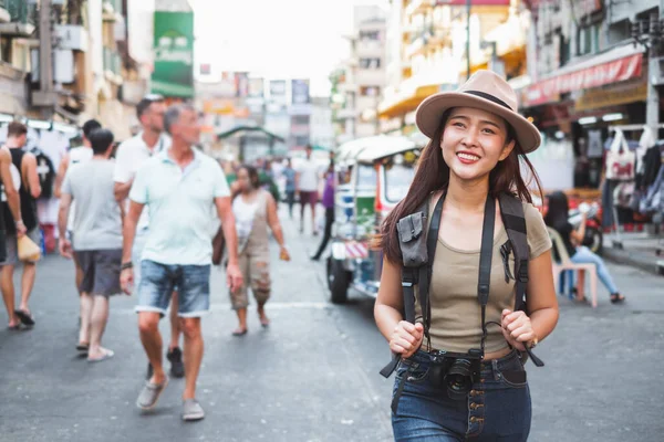 Азиатская Туристка Рюкзаком Путешествует Дороге Кхао Сан Бангкок Таиланд — стоковое фото