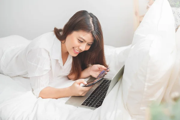 Hermosa Mujer Asiática Que Utiliza Ordenador Portátil Teléfono Inteligente Habitación —  Fotos de Stock