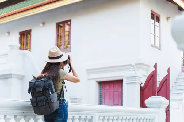 Mulher Asiática Viajar Bangkok Tailândia Belo Templo Durante Temporada Verão — Fotografia de Stock